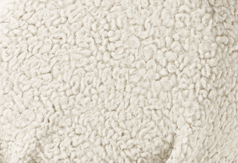 VARUPROV Shearling Pearly Off White i gruppen Möbler / Textilprover hos Layered (FSSLOW0510)