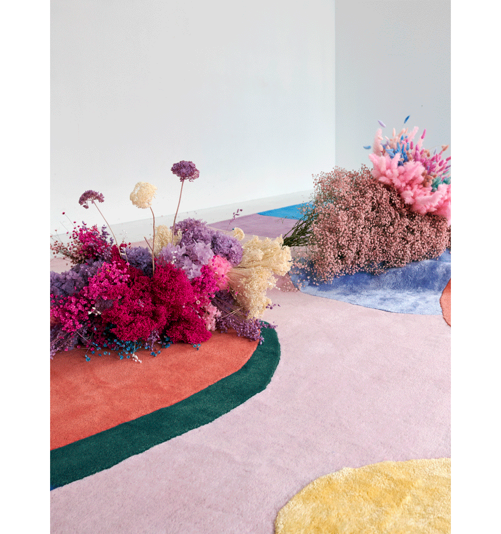Färgstark mönstrad ullmatta med blommor och Poppykalas